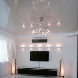 Глянцевый натяжной потолок белый сатиновый на кухне, в зале, прихожей: фото и инструкция по монтажу