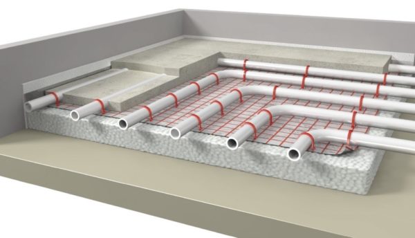 Поверх утеплителя уложены трубы с теплоносителем