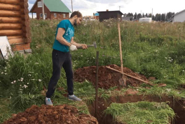 Уголок вбивают в лунку