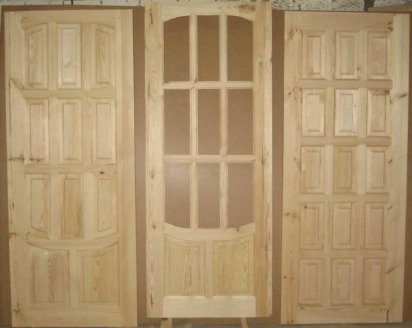 Филенчатые двери устойчивы к негативным факторам, подходят для жилых помещений, санузлов, кухонь или ванных